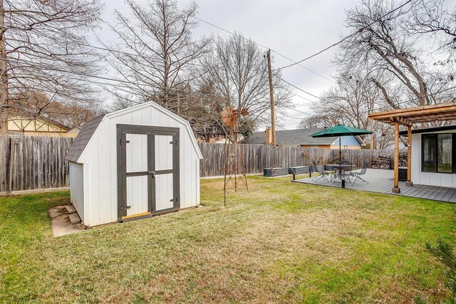 view of yard featuring a storage unit