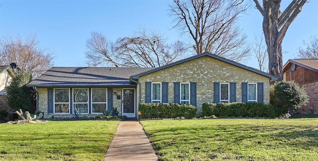 single story home featuring a front lawn