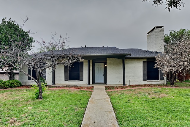 view of front facade with a front yard