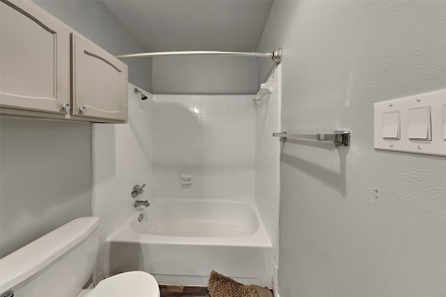 bathroom with tiled shower / bath and toilet