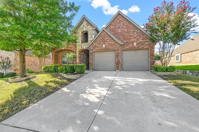 view of front facade featuring a garage and a front yard