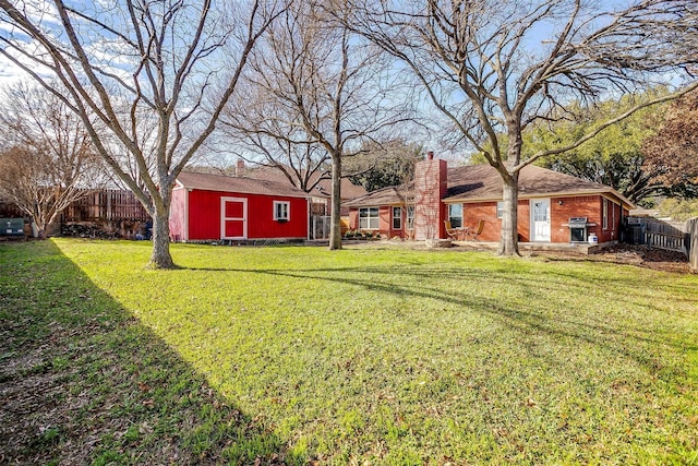 view of yard featuring a storage shed