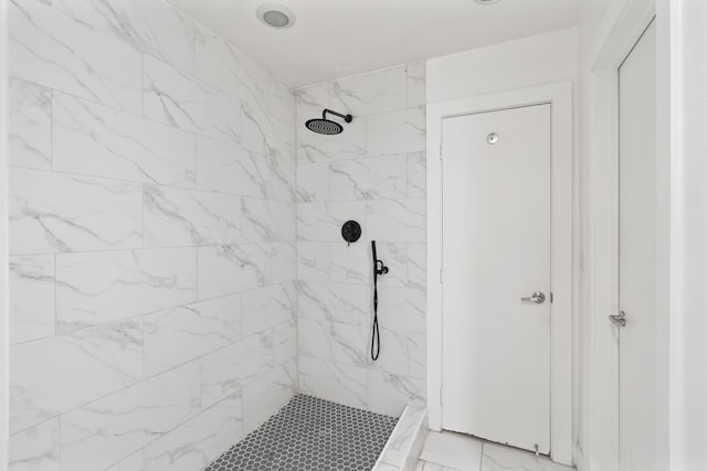 bathroom featuring tiled shower