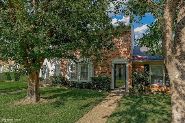 view of front of property featuring a front lawn