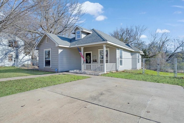 view of front of house with covered porch and a front lawn