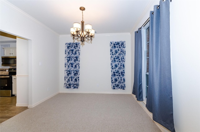 carpeted empty room featuring crown molding and a notable chandelier