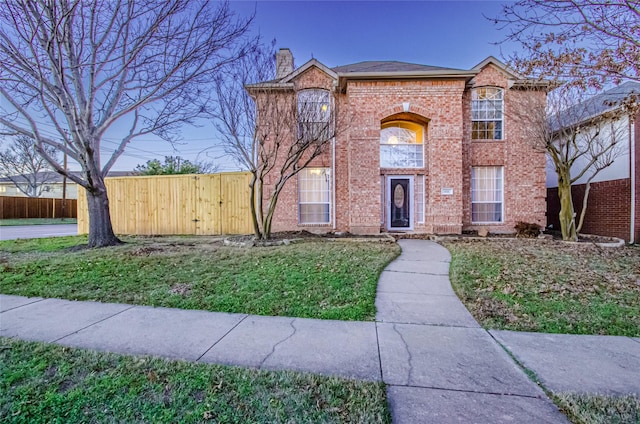 view of front facade featuring a front lawn