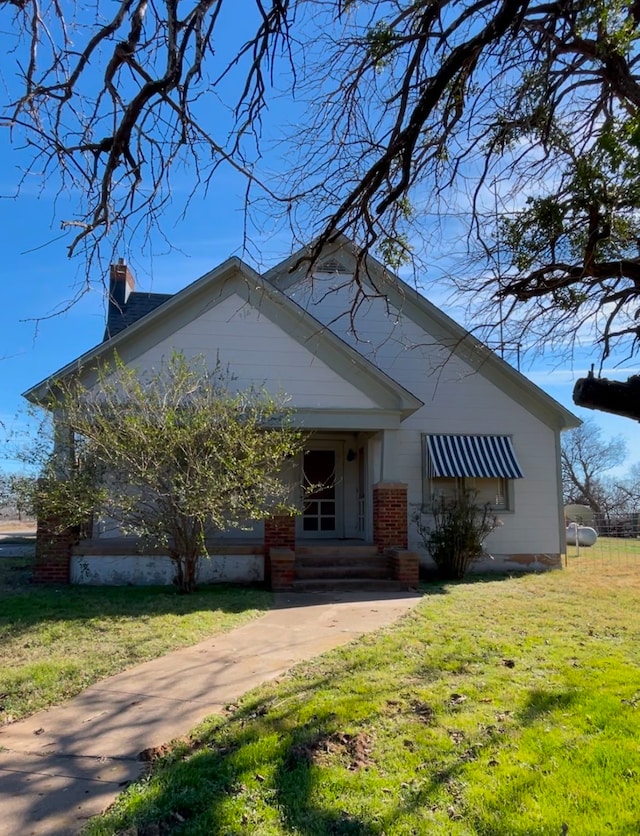 view of front of property featuring a front lawn