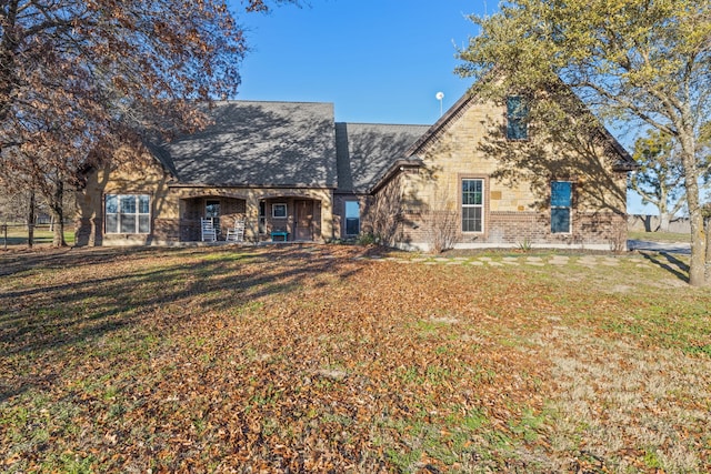 view of front of house featuring a front yard