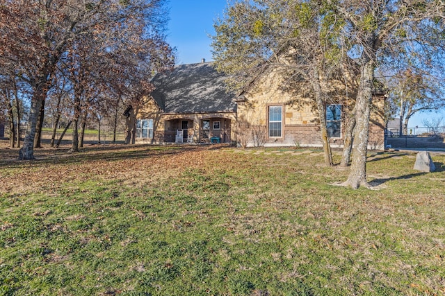 view of front facade featuring a front yard