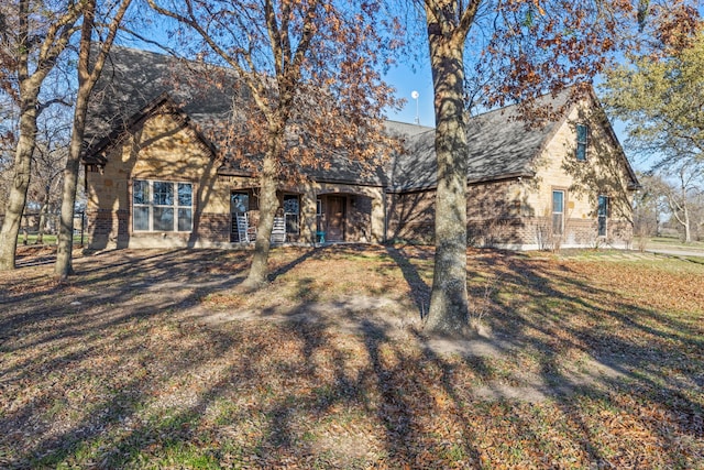 view of front of home featuring a front yard