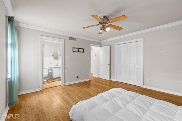 bedroom with ceiling fan, ornamental molding, connected bathroom, light hardwood / wood-style floors, and a closet