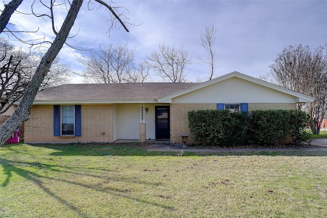 ranch-style house featuring a front yard