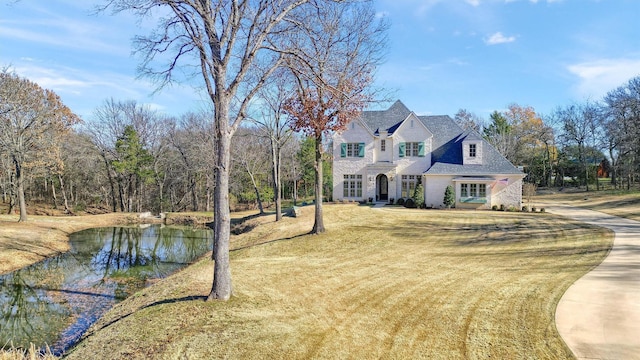 view of front of property with a front yard