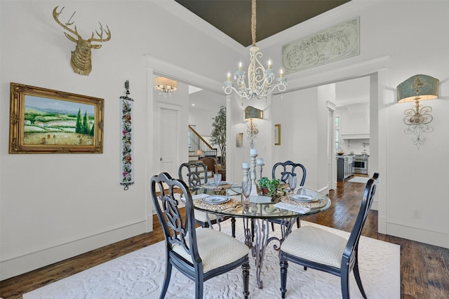 dining room featuring crown molding, dark hardwood / wood-style floors, and an inviting chandelier