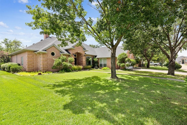 view of front facade featuring a front yard