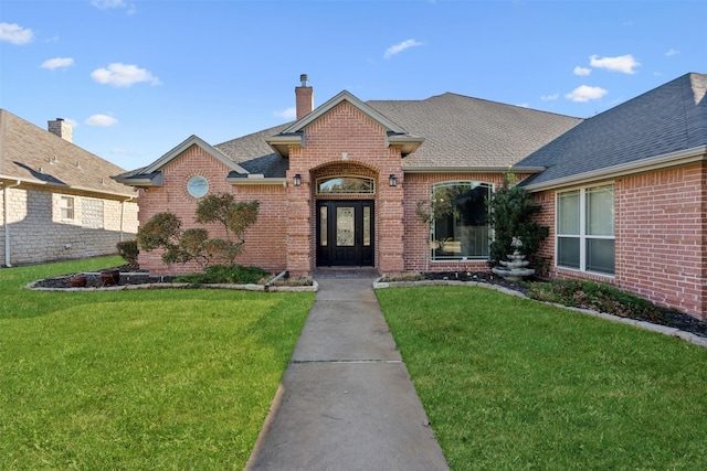 view of front of property featuring a front lawn