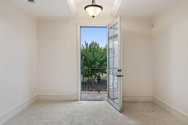 entryway with carpet flooring and crown molding