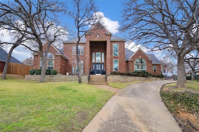 view of front property featuring a front yard