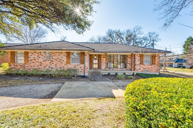 ranch-style home with a porch