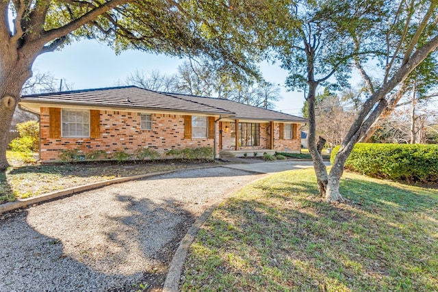 single story home with a front lawn