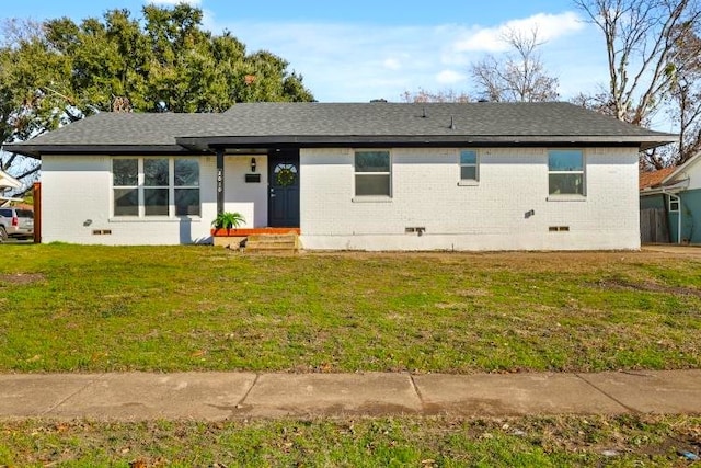 view of front of property featuring a front yard