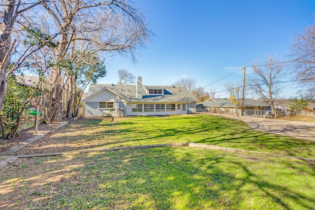 view of front of home featuring a front yard