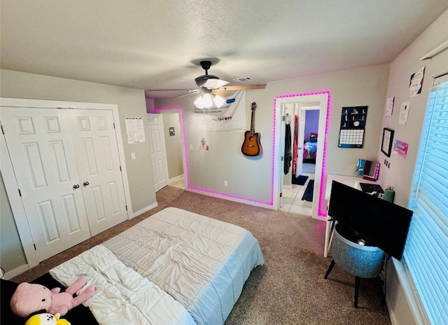 bedroom featuring carpet, a textured ceiling, ceiling fan, and a closet