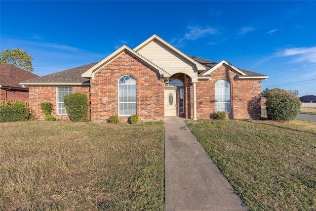 view of front of property with a front lawn