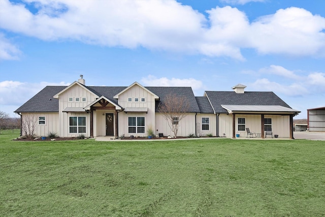 view of front of property with a front yard