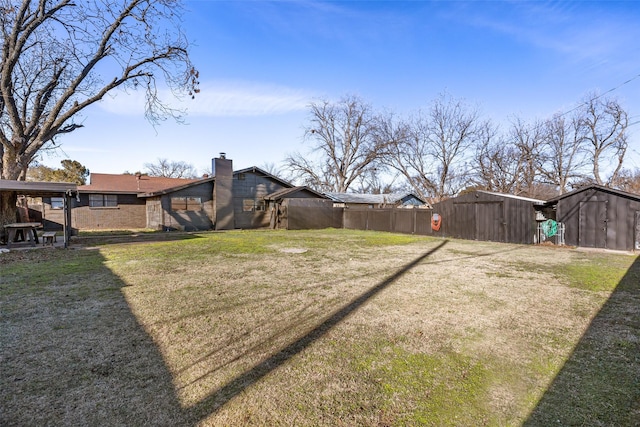 view of yard with a storage unit