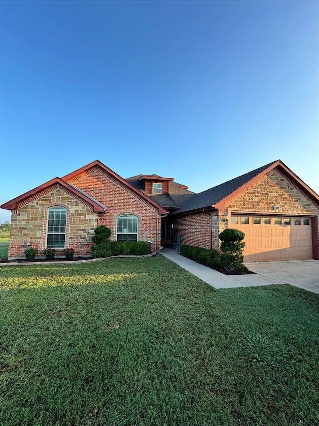 view of front facade featuring a garage and a front yard