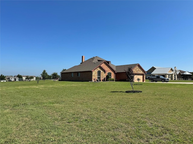 view of front of property featuring a front yard