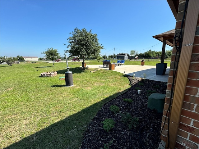 view of yard featuring a patio area