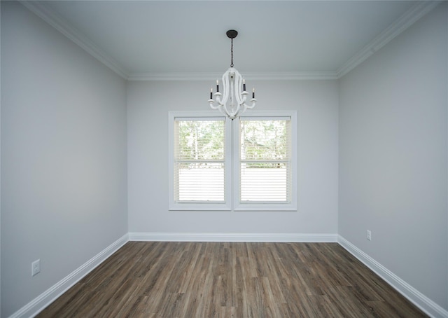 empty room with an inviting chandelier, ornamental molding, and dark hardwood / wood-style flooring