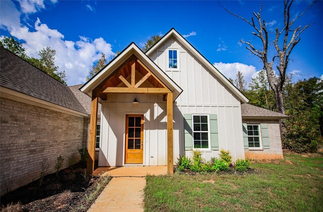 view of front of home featuring a front lawn