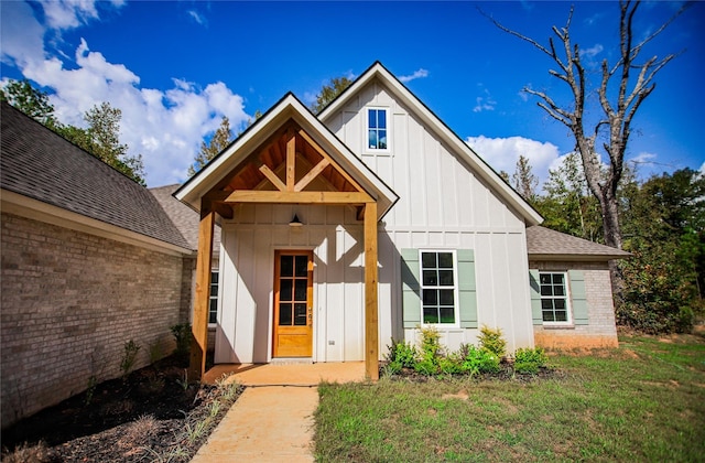 view of front of property with a front lawn