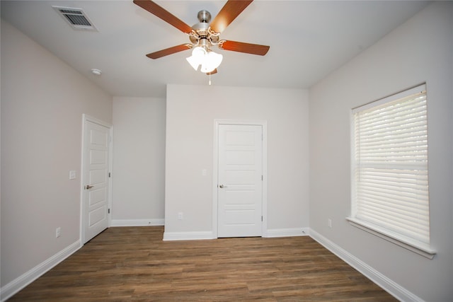 unfurnished room with dark wood-type flooring and ceiling fan