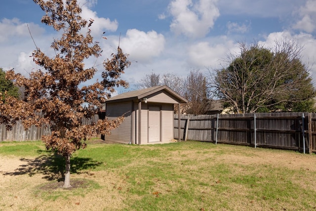 view of yard with a shed