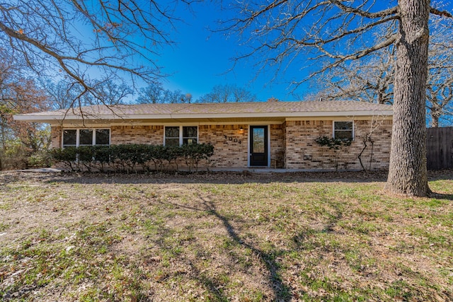 ranch-style house featuring a front lawn