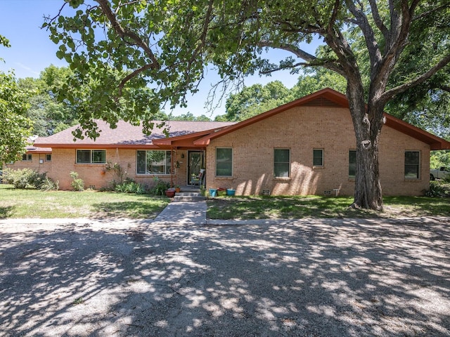 ranch-style home featuring a front lawn