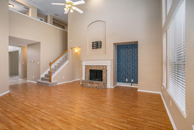 carpeted foyer entrance with ceiling fan