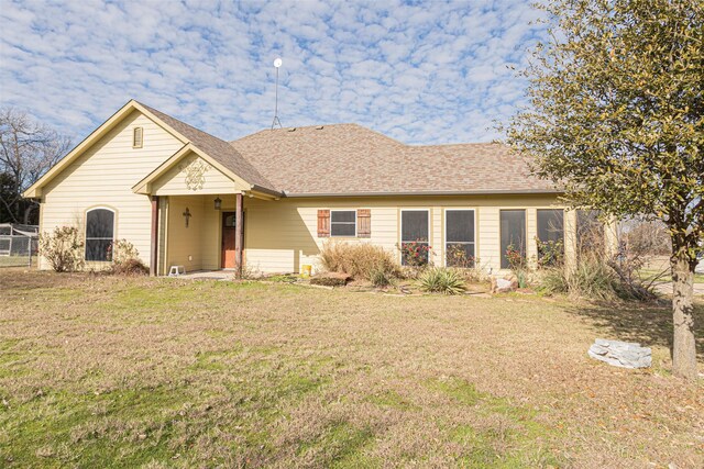 view of front of home featuring a front yard