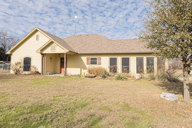 view of front facade featuring a front yard