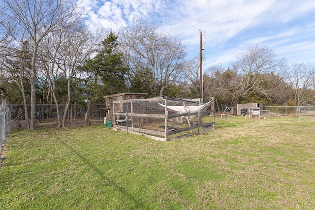 view of yard featuring an outdoor structure