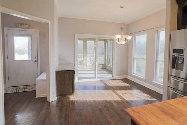 dining room featuring crown molding, dark wood-type flooring, and a notable chandelier