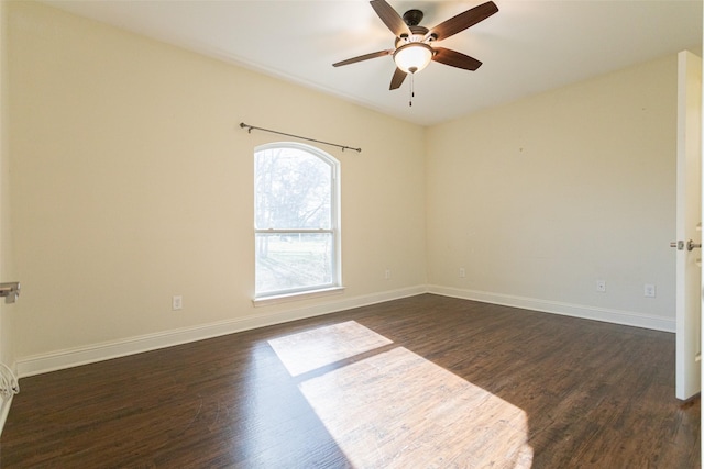 unfurnished room with dark wood-type flooring and ceiling fan