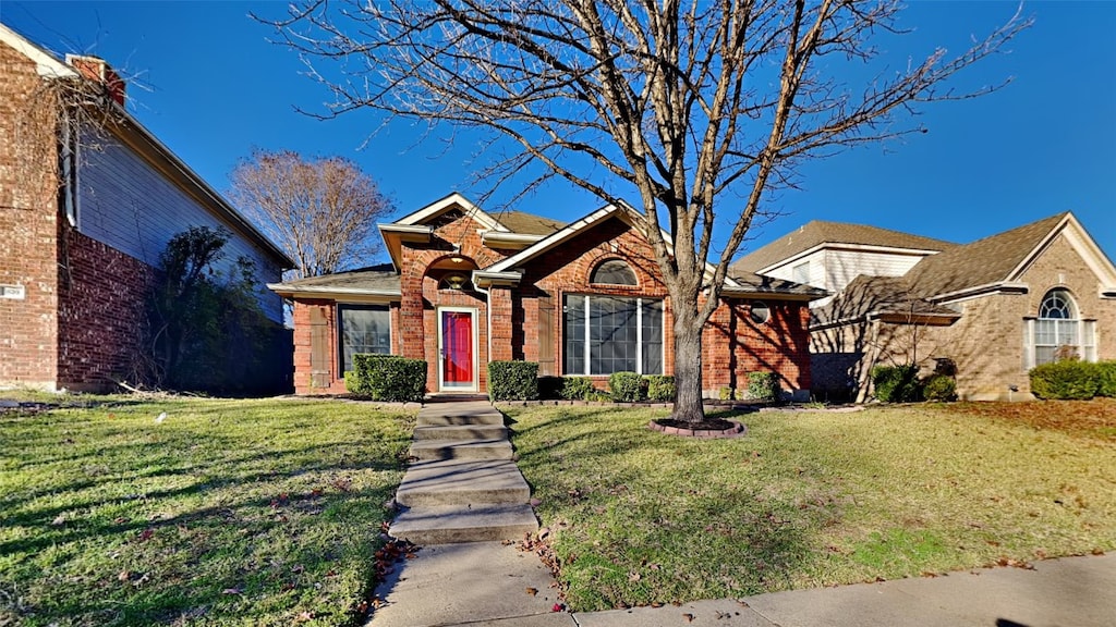 view of front facade with a front lawn