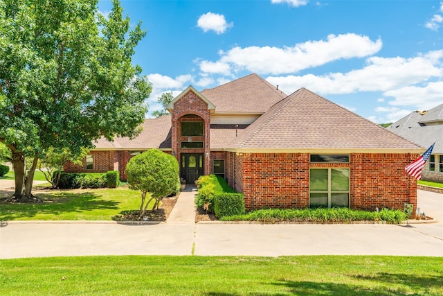 view of front of property featuring a front lawn