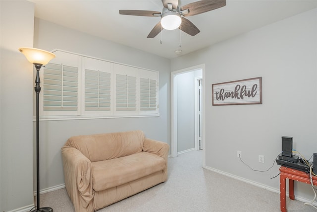 sitting room with ceiling fan